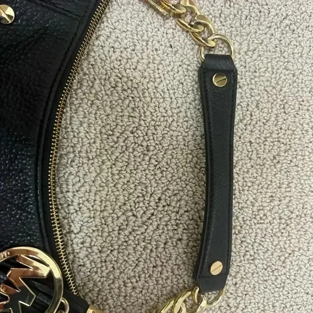 MICHAEL KORS BLACK OVER THE SHOULDER BAG